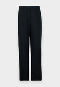 Schwarze Leinenhose mit geradem Bein, flachem Bund, Gürtelschlaufen und einer vorderen Bügelfalte. Glatte Textur, taillierte Passform.