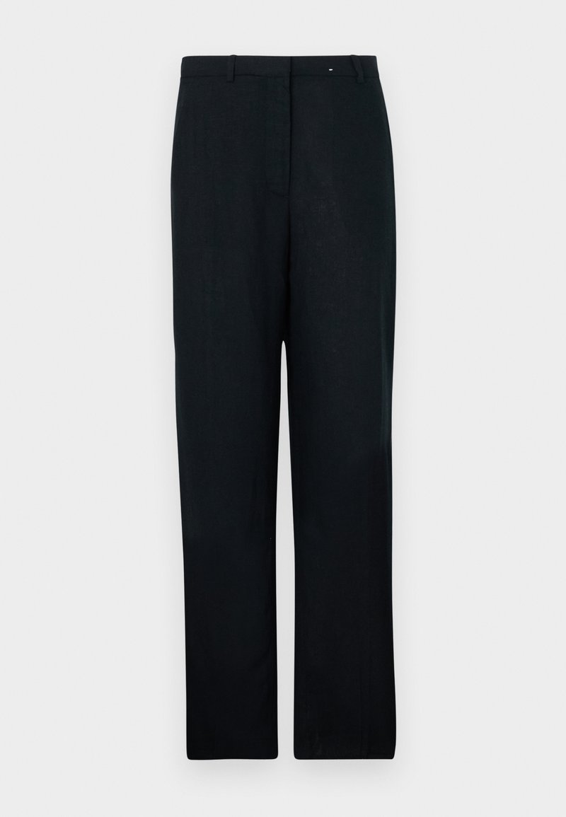 Schwarze Leinenhose mit geradem Bein, flachem Bund, Gürtelschlaufen und einer vorderen Bügelfalte. Glatte Textur, taillierte Passform.