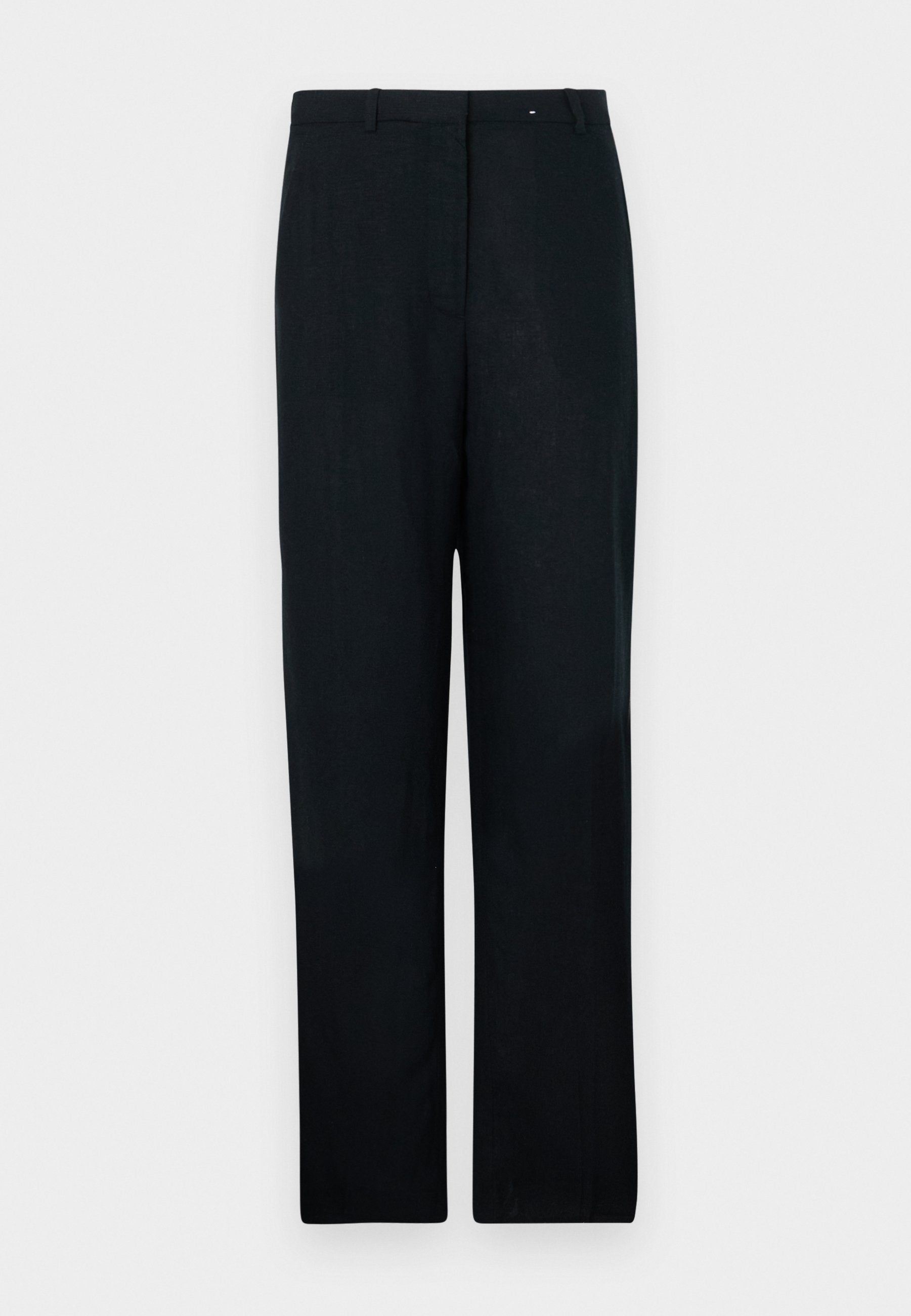 Schwarze Leinenhose mit geradem Bein, flachem Bund, Gürtelschlaufen und einer vorderen Bügelfalte. Glatte Textur, taillierte Passform.