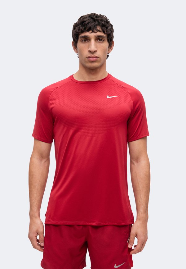 Nike Performance STRIDE - Sports T-shirt - tough red