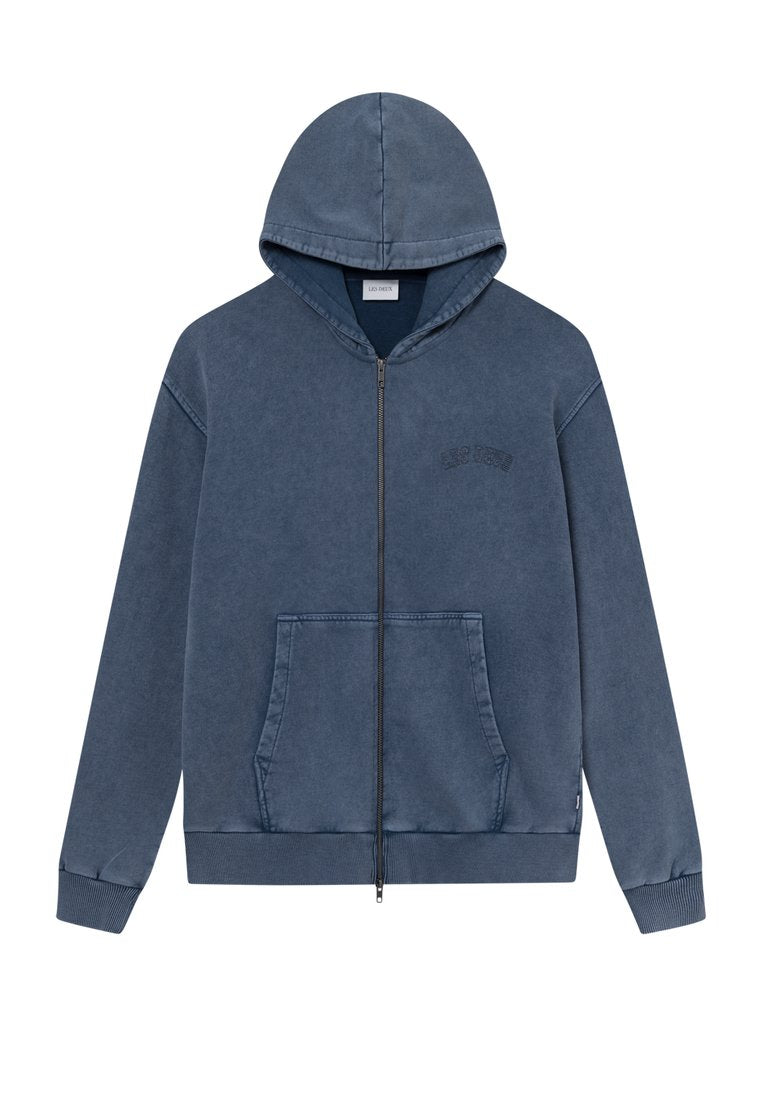 Reißverschluss-Hoodie in verblasstem Blau, aus Baumwolle. Verfügt über eine Kängurutasche, gerippte Bündchen und Saum. Enthält eine Kapuze mit Zugband und Logodetail.