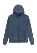 Reißverschluss-Hoodie in verblasstem Blau, aus Baumwolle. Verfügt über eine Kängurutasche, gerippte Bündchen und Saum. Enthält eine Kapuze mit Zugband und Logodetail.