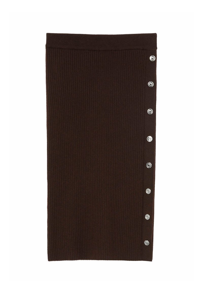 Brauner gerippter Strickrock mit figurbetonter Silhouette, der eine silberne Knopfdetaillierung an einer Seite aufweist. Glatte Textur und mittellanges Design.