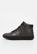Hoher schwarzer Ledersneaker mit schwarzen Schnürsenkeln und dicker Gummisohle, seitlich auf weißem Hintergrund gezeigt.
