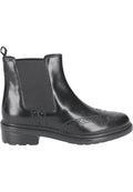 Schwarze Leder-Chelsea-Boots mit elastischen Seiteneinsätzen, Brogue-Verzierungen auf dem Obermaterial und einem niedrigen Blockabsatz. Glatte, glänzende Textur.