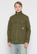 Olivgrüne Jacke mit hohem Kragen, Reißverschluss und zwei Brusttaschen. Aus glattem Stoff gefertigt; verfügt über einen kleinen Logopatch.
