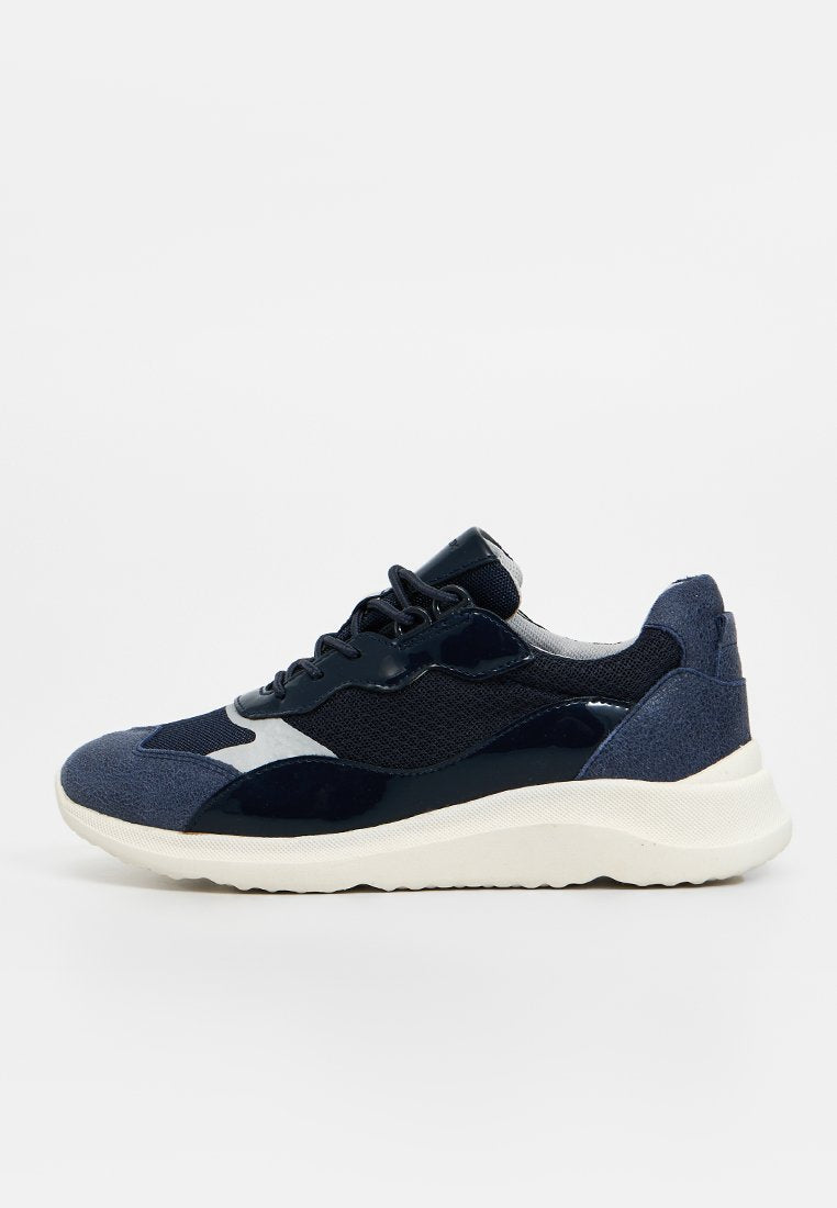Marineblaue Sneaker aus Netz- und Lackledermaterialien, mit strukturierten Akzenten, runder Zehenpartie, gepolstertem Kragen und weißer Gummisohle.
