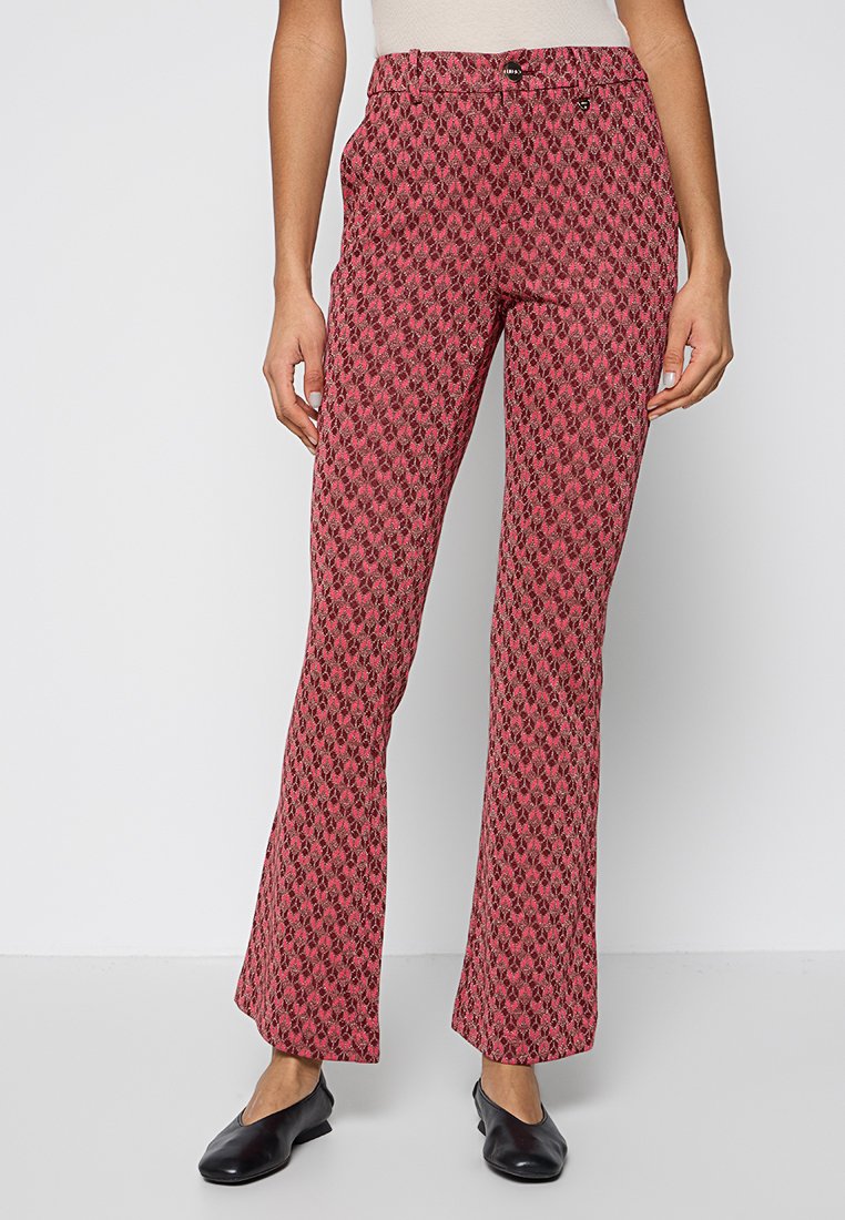 Ausgestellte Hosen in einem rot-schwarzen Muster. Aus leichtem Stoff mit glatter Textur. Mit Knopfverschluss und Taschen.