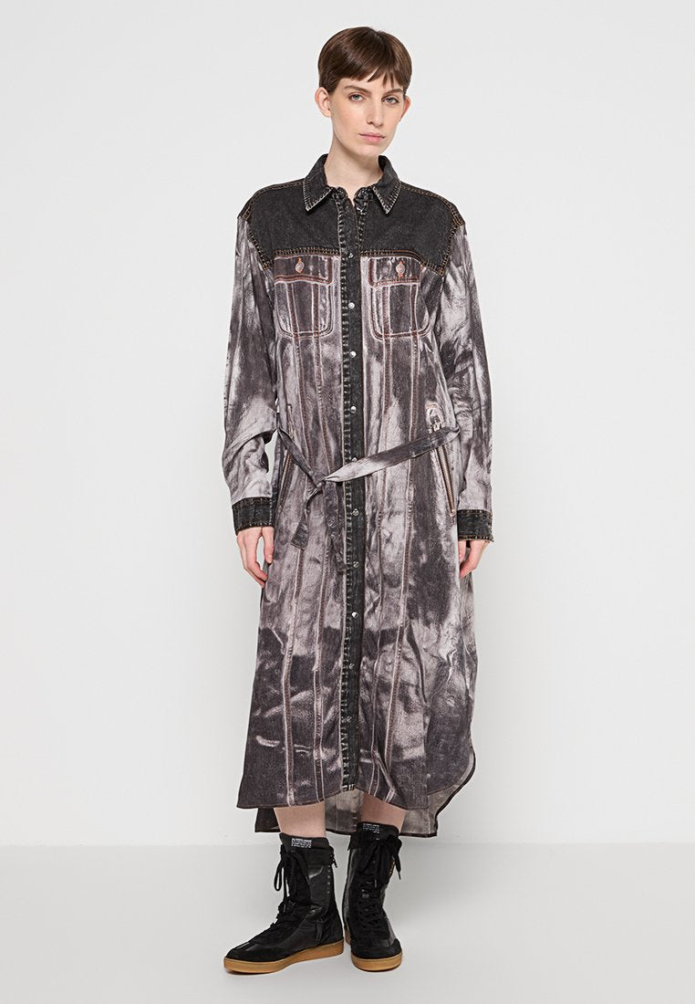 Langes Hemdkleid im schwarzen und grauen Batikmuster, aus einem denimähnlichen Stoff gefertigt, mit zwei vorderen Taschen und einem Taillengürtel.