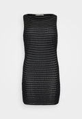 Schwarzes ärmelloses Kleid aus offenem Strickstoff mit Rundhalsausschnitt, figurbetonter Passform und strukturiertem Muster.