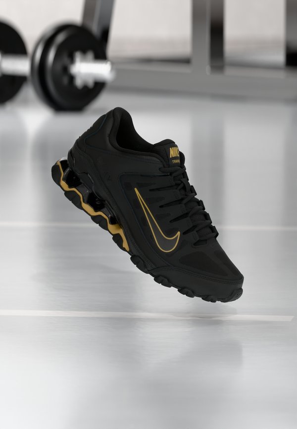 Nike Performance M NIKE REAX 8 TR MESH - Training shoe - black/metallic gold-coloured