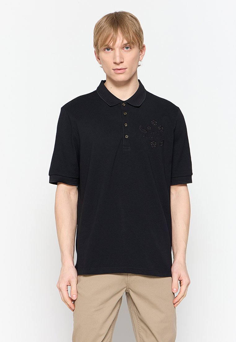 Schwarzes Polohemd mit Kragen, drei Knopfverschluss und bestickten Designs auf der Brust. Kurzärmel mit kontrastierenden Bündchen.