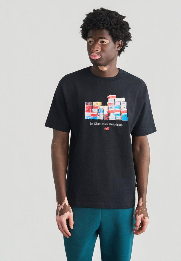 New Balance BOXES - Print T-shirt - black
