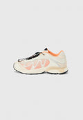 Sneaker mit einem hellcremefarbenen und pastellrosa Mesh-Obermaterial, schwarzen Akzenten, elastischen Schnürsenkeln und einer strukturierten schwarzen Gummisohle.