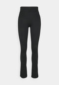 Schwarze gerippte Leggings mit hohem Bund, ausgestelltem Bein und glatter Textur. Keine sichtbaren Muster oder hardwaretechnischen Details.