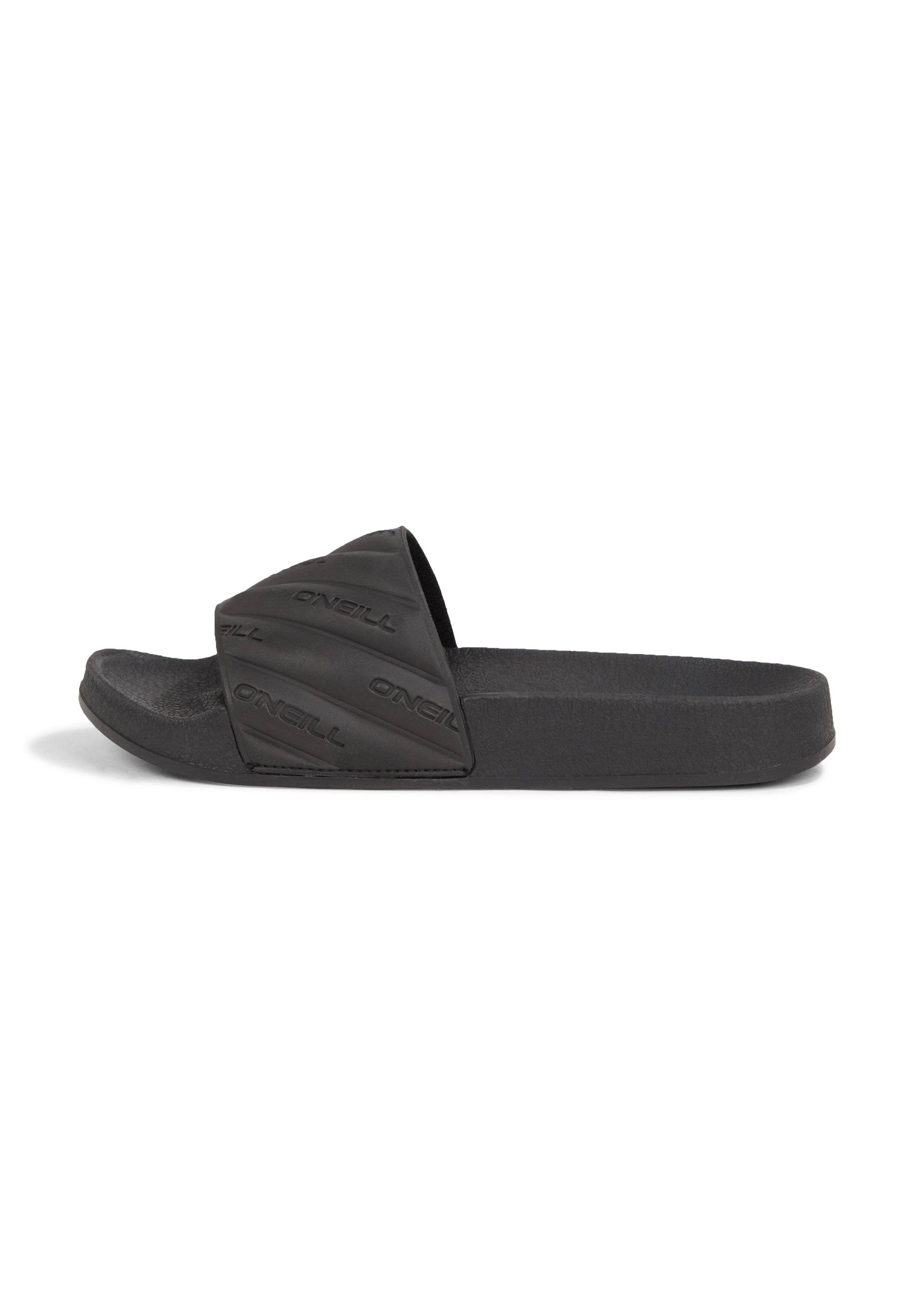 Schwarze Rutschsandale mit einer strukturierten Oberseite, die ein diagonales Design und ein geprägtes Logo aufweist. Flache Sohle, aus flexiblem Material für Komfort gefertigt.