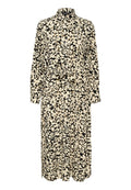 Schwarz-weiß gemustertes Kleid mit kragenartiger Ausschnitt, langen Ärmeln, Knopfverschluss und einem Bindegürtel in der Taille. Aus leichtem Stoff gefertigt.