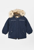 Dunkelblauer Steppjacke mit einer Kapuze aus Kunstfell, elastischen Bündchen, zwei Fronttaschen, weißen Akzentstreifen und einem warmen Innenfutter.