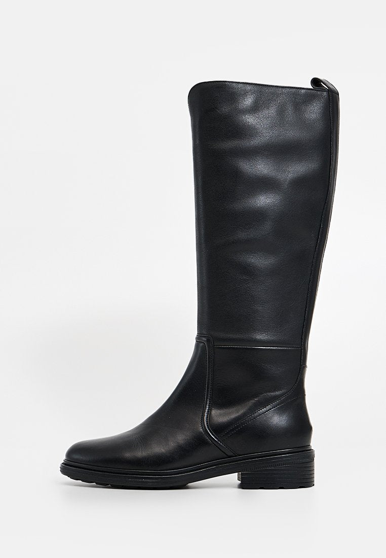 Knöchelhohe schwarze Lederstiefel mit glatter Textur und subtilen vertikalen Nahtdetails, mit abgerundeter Zehe und niedrigem Blockabsatz.