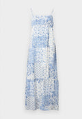 Maxikleid aus einem weißen Stoff mit blauen Blumen- und geometrischen Mustern. Hat dünne Träger, ein tailliertes Oberteil und einen lockeren Rock.