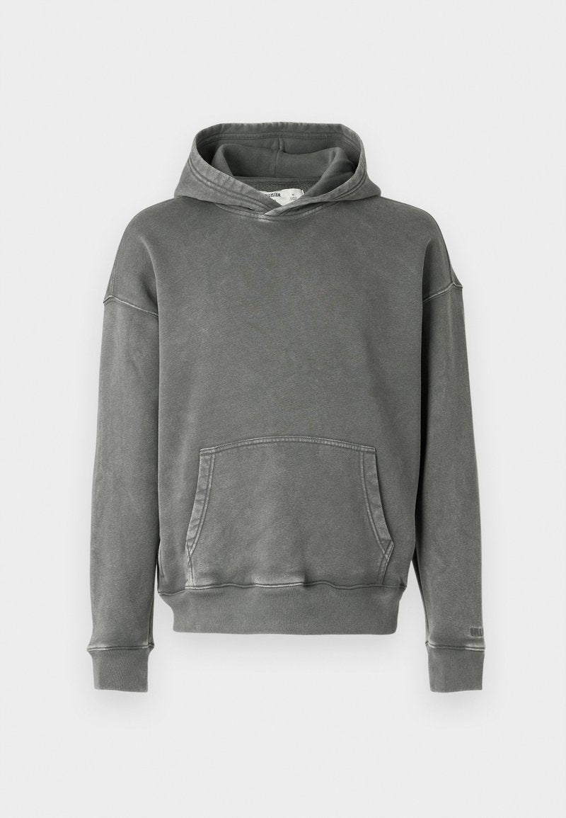 Grau Kapuzenpullover aus einem weichen Stoff. Verfügt über eine vordere Kängurutasche, breite Bündchen und eine verstellbare Kapuze mit Kordelzug.
