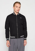 Schwarze Bomberjacke mit weiß gestreiftem, geripptem Kragen und Bündchen, Reißverschluss und Seitentaschen, mit kleinem Logo auf der Brust.
