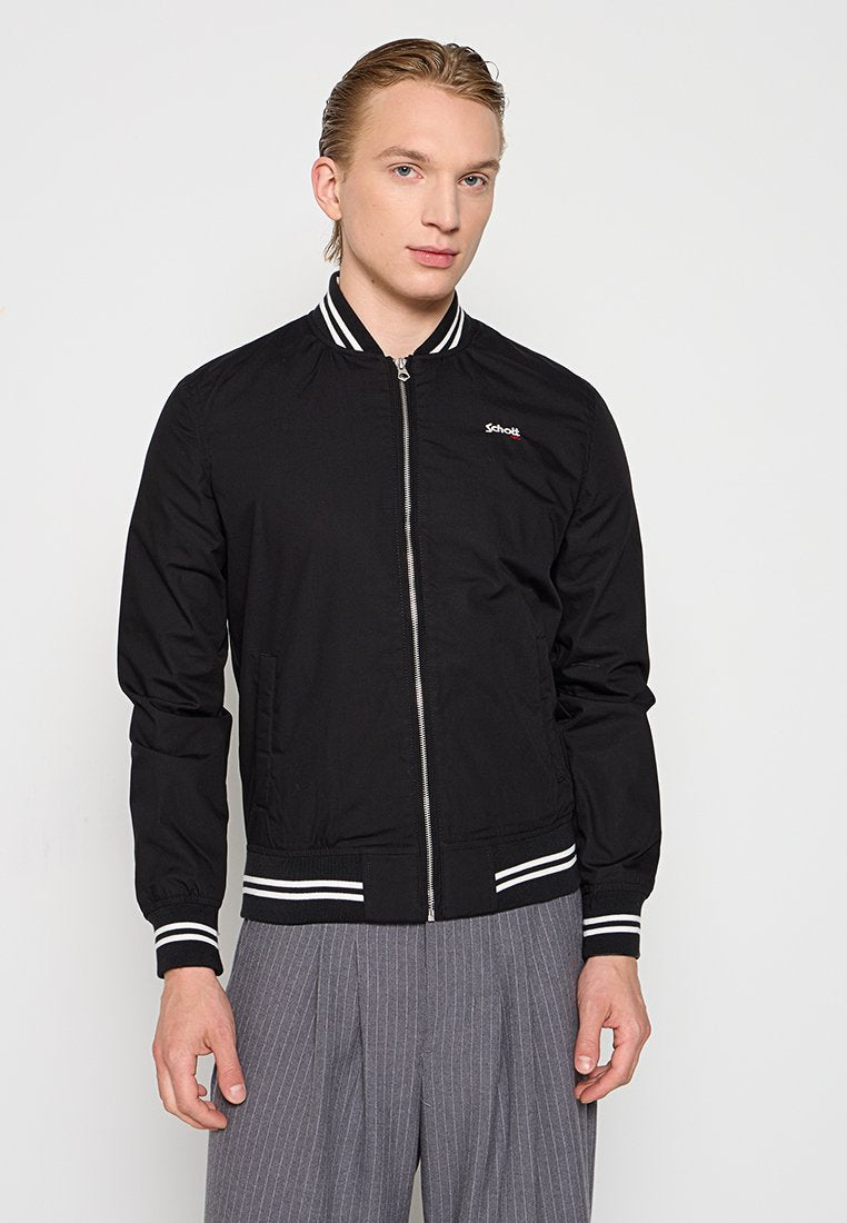 Schwarze Bomberjacke mit weiß gestreiftem, geripptem Kragen und Bündchen, Reißverschluss und Seitentaschen, mit kleinem Logo auf der Brust.