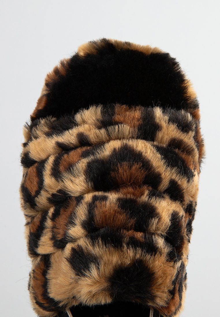 UGG FLUFF YEAH