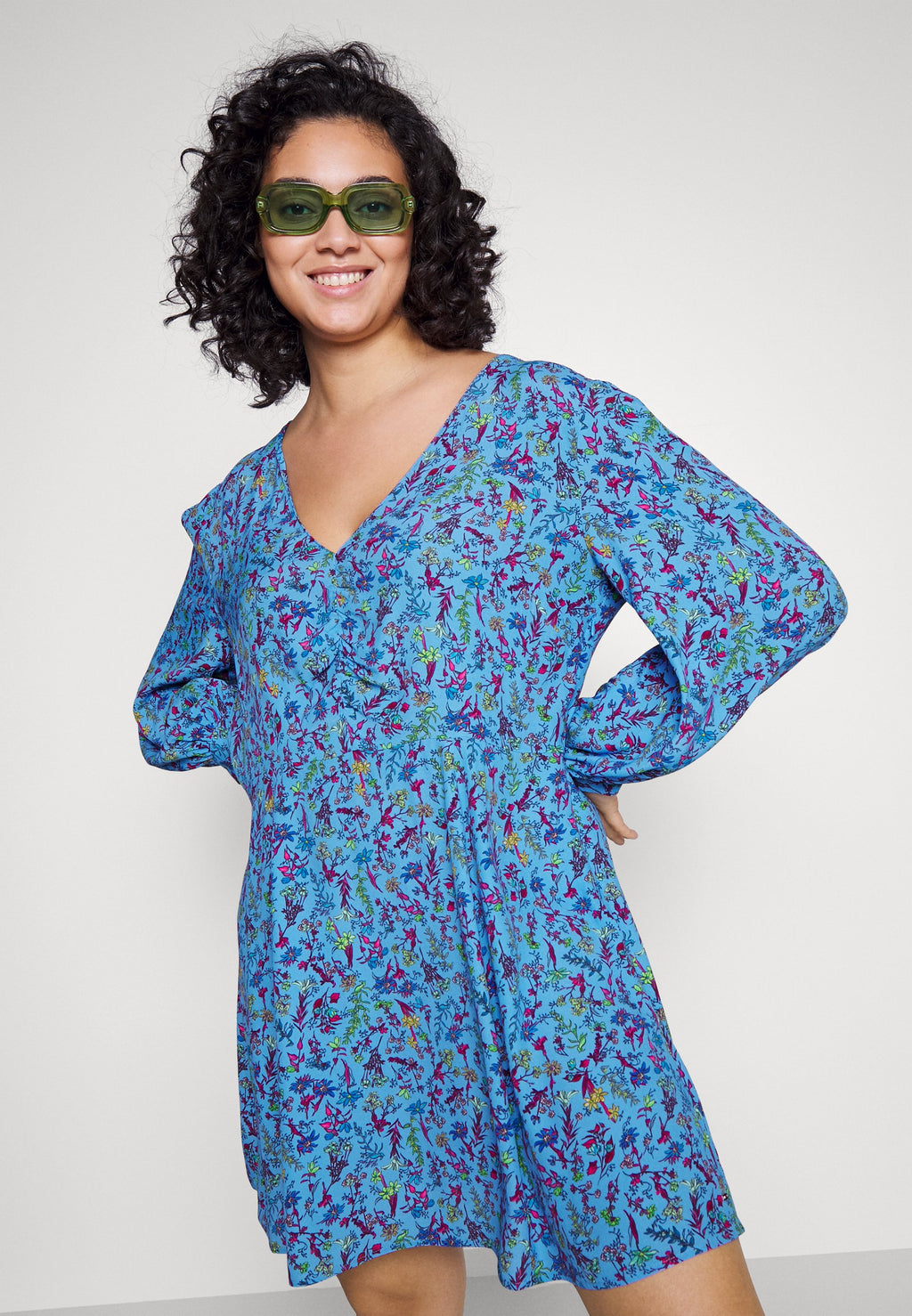 FLORAL SHORT DRESS Media 5