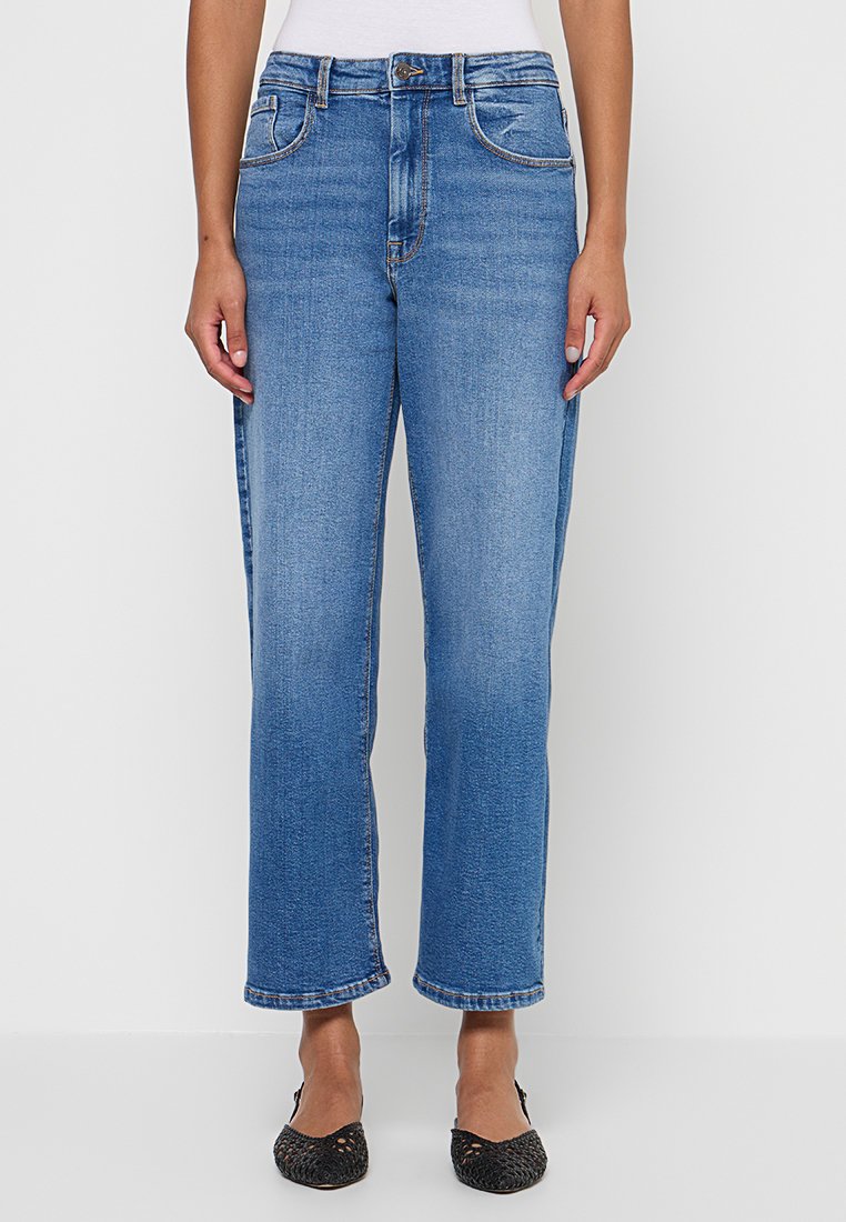 ONLY Petite Flared Jeans Media 1