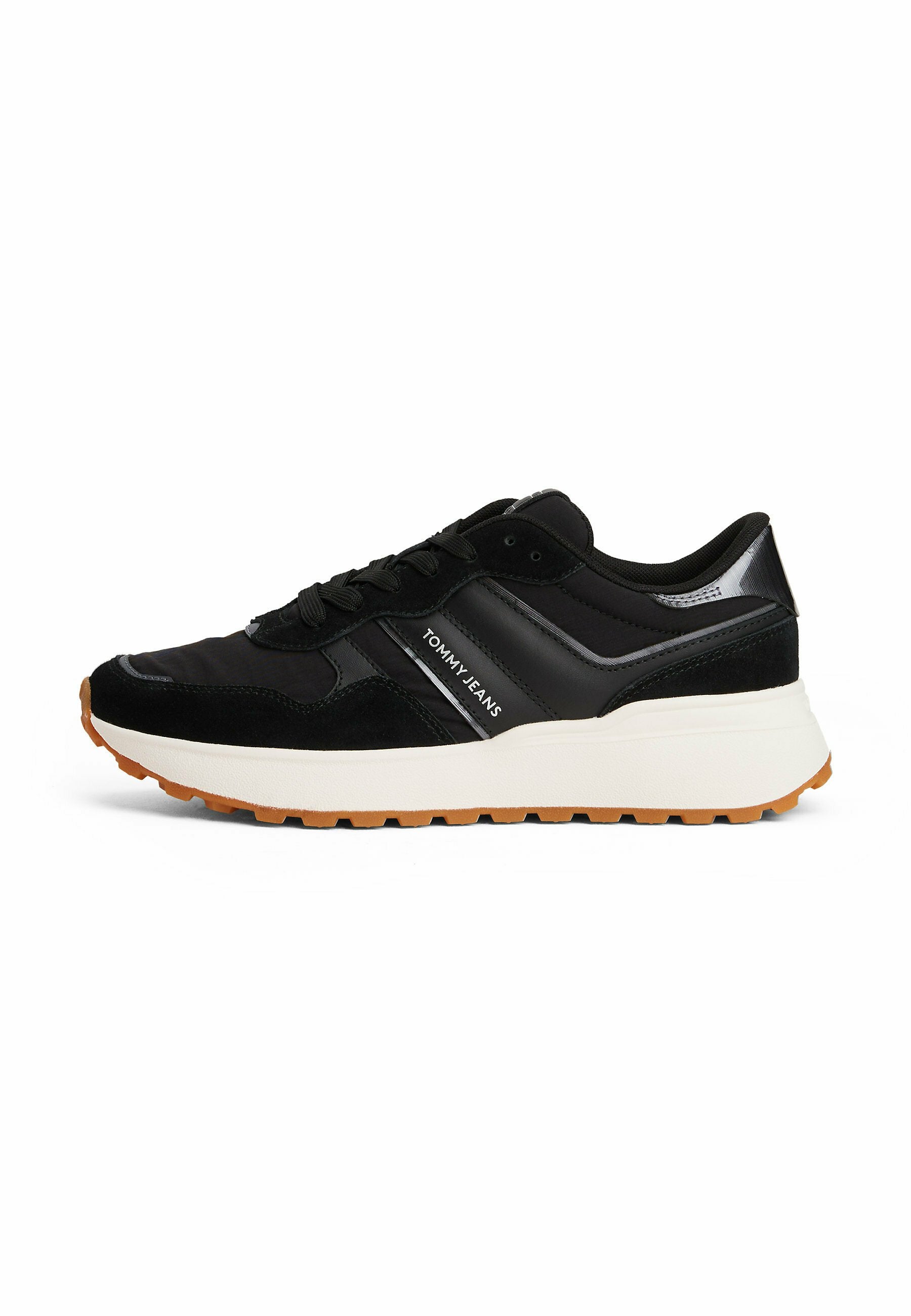 Schwarze SportSneakers aus Wildleder und synthetischen Materialien, mit einer weißen Zwischensohle, Gummilaufsohle und "TOMMY JEANS"-Branding.