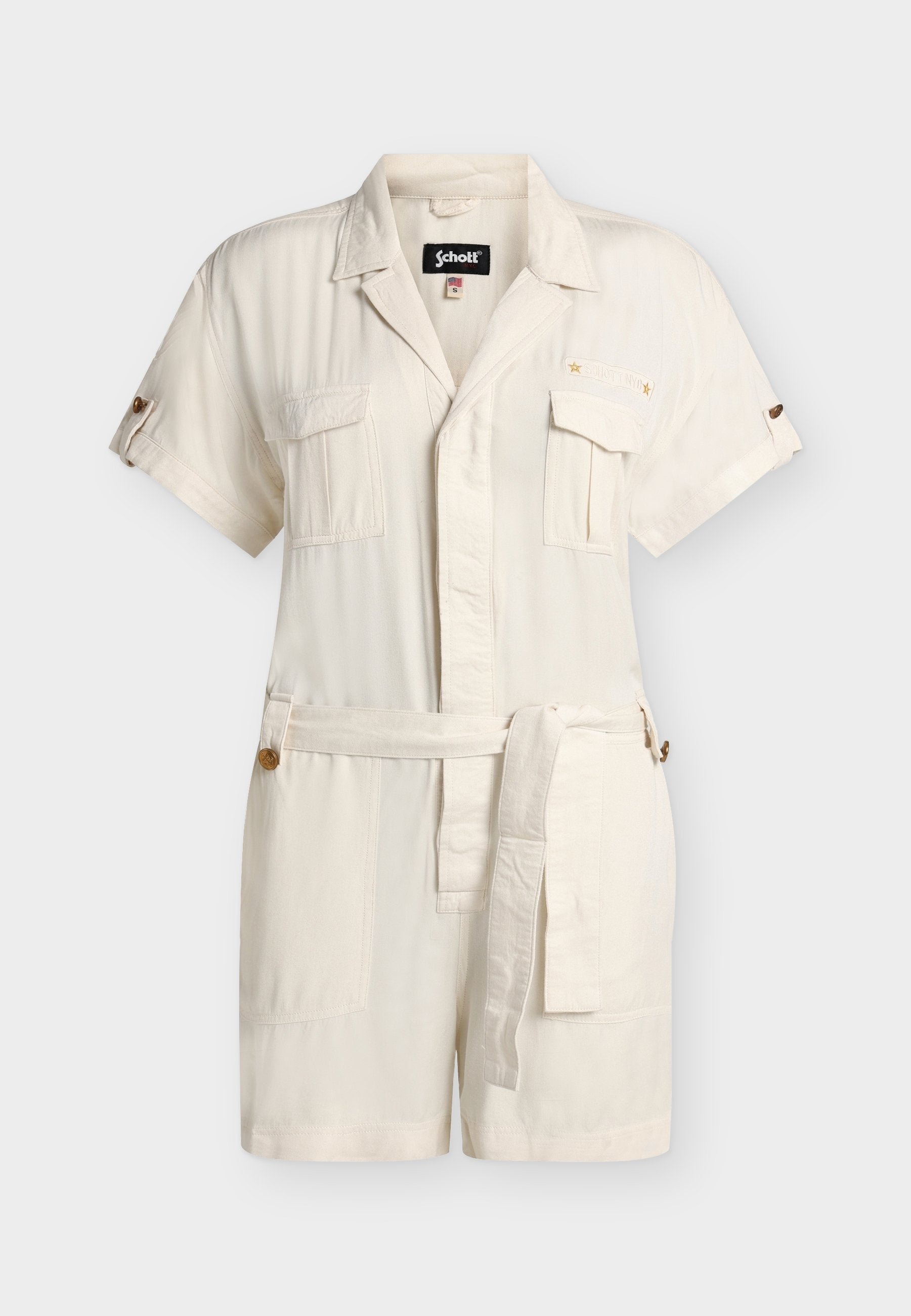 Cremefarbener kurzärmeliger Jumpsuit mit Gürtel, Kragen, vorderer Knopfleiste, Brusttaschen und hochgekrempelten Ärmeln mit Knopfmanschetten.