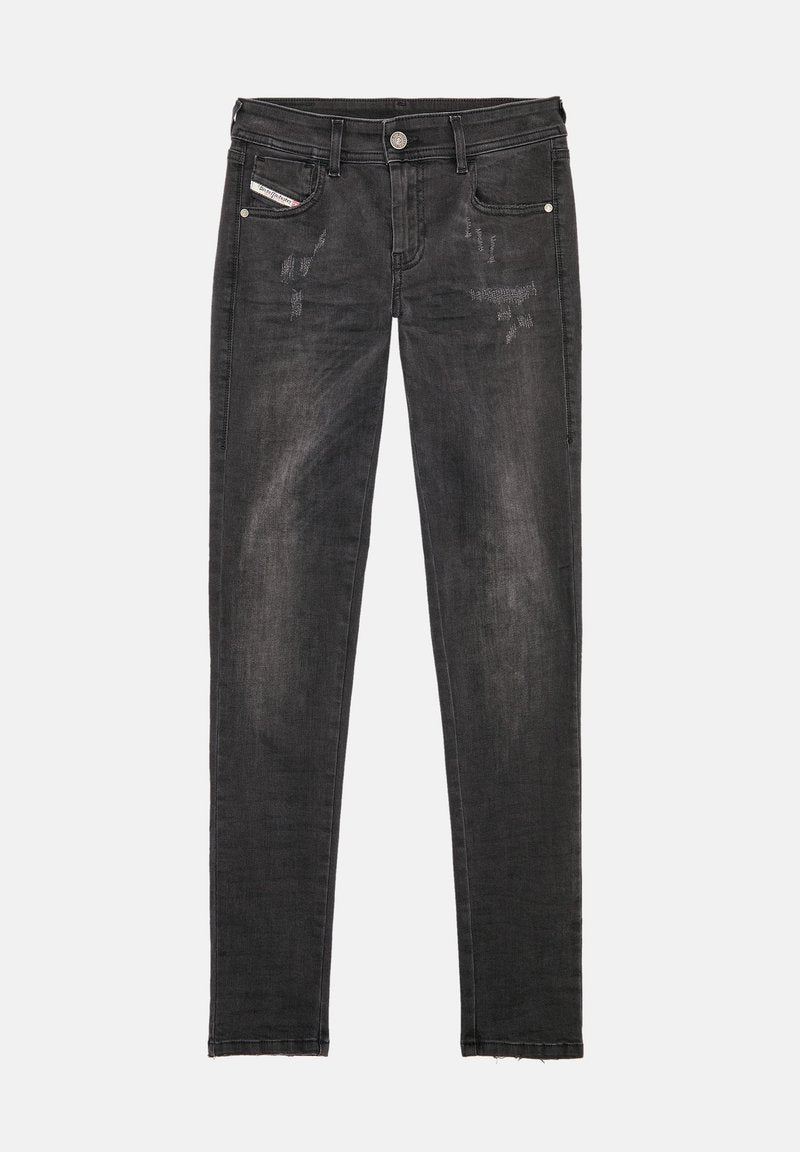 Schmal geschnittene schwarze Jeans mit leichter Abnutzung an den Oberschenkeln, fünf Taschen, Gürtelschlaufen und einem Knopfverschluss in der Taille.