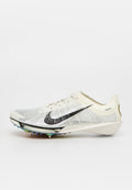 Leichter weißer Nike Track-Spikeschuh mit schwarzem Swoosh, Mesh-Obermaterial und Metallspikes an der Sohle für Laufleistung.