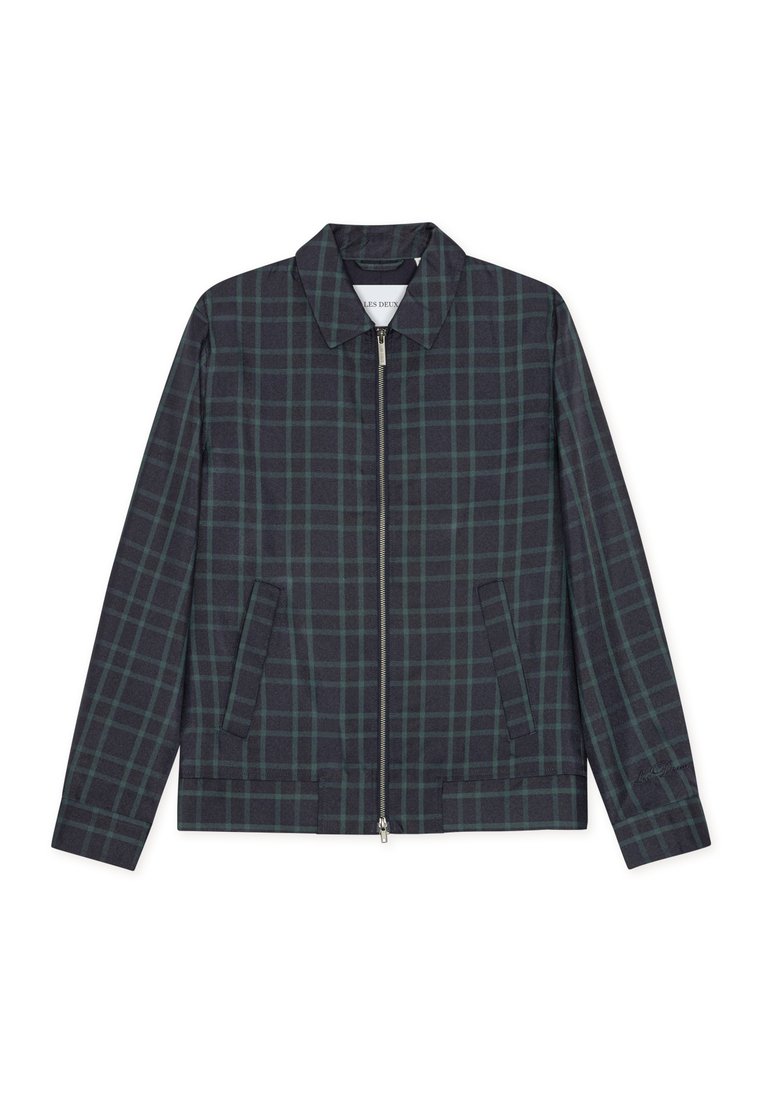 Marineblaue karierte Jacke aus Stoff, mit einem Frontreißverschluss, zwei Seitentaschen und einem spitzen Kragen mit grün-schwarzem Karomuster.