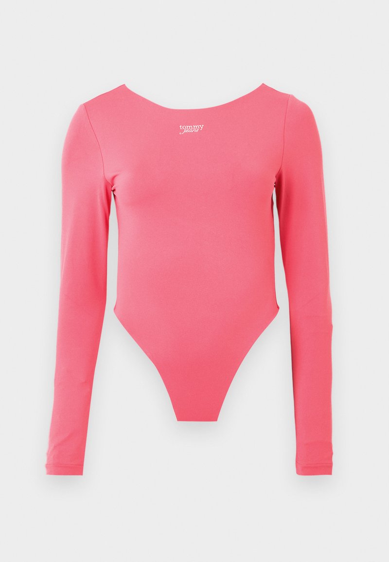 Langärmliger Body in leuchtendem Pink mit rundem Ausschnitt und hochgeschnittenem Bein. Hergestellt aus weichem, elastischem Stoff mit dezentem Glanz.