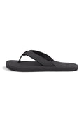 Schwarze Flip-Flops mit gerippter Gummisohle und strukturierten Riemen. Entworfen mit einem flachen Fußbett und einer dünnen Zehensteg-Silhouette. Keine zusätzlichen Akzente.