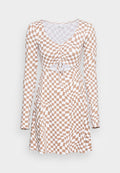 Braun-weiß karierte Langarmkleid mit gerafftem Vorderteil, Bindegürtel in der Taille und ausgestellt Rock. Dehnbare Stoffe, glatte Textur.
