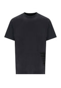 Schwarzes T-Shirt mit kurzen Ärmeln aus Baumwolle. Es hat einen runden Ausschnitt und ein wiederholtes Textdesign auf der unteren linken Seite.