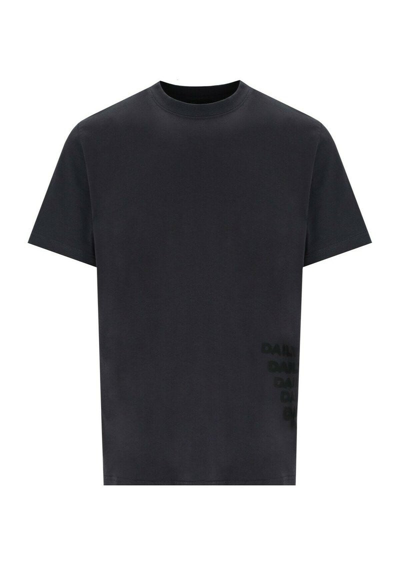 Schwarzes T-Shirt mit kurzen Ärmeln aus Baumwolle. Es hat einen runden Ausschnitt und ein wiederholtes Textdesign auf der unteren linken Seite.