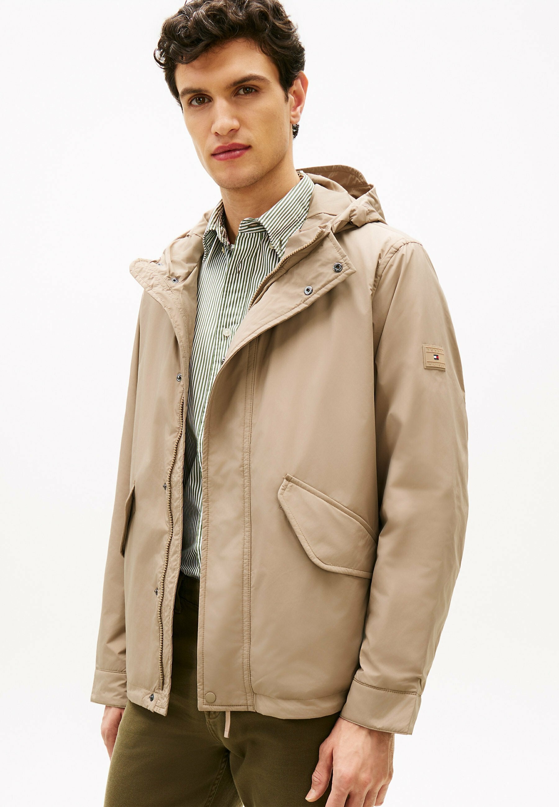 LIGHTWEIGHT PACKABLE HOODED Media 3