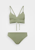 Olivgrünes Bikini-Set mit einem Wickeloberteil mit verstellbaren Trägern und einer Bindeschließe, kombiniert mit einem schlichten passenden Höschen. Glatte Textur.
