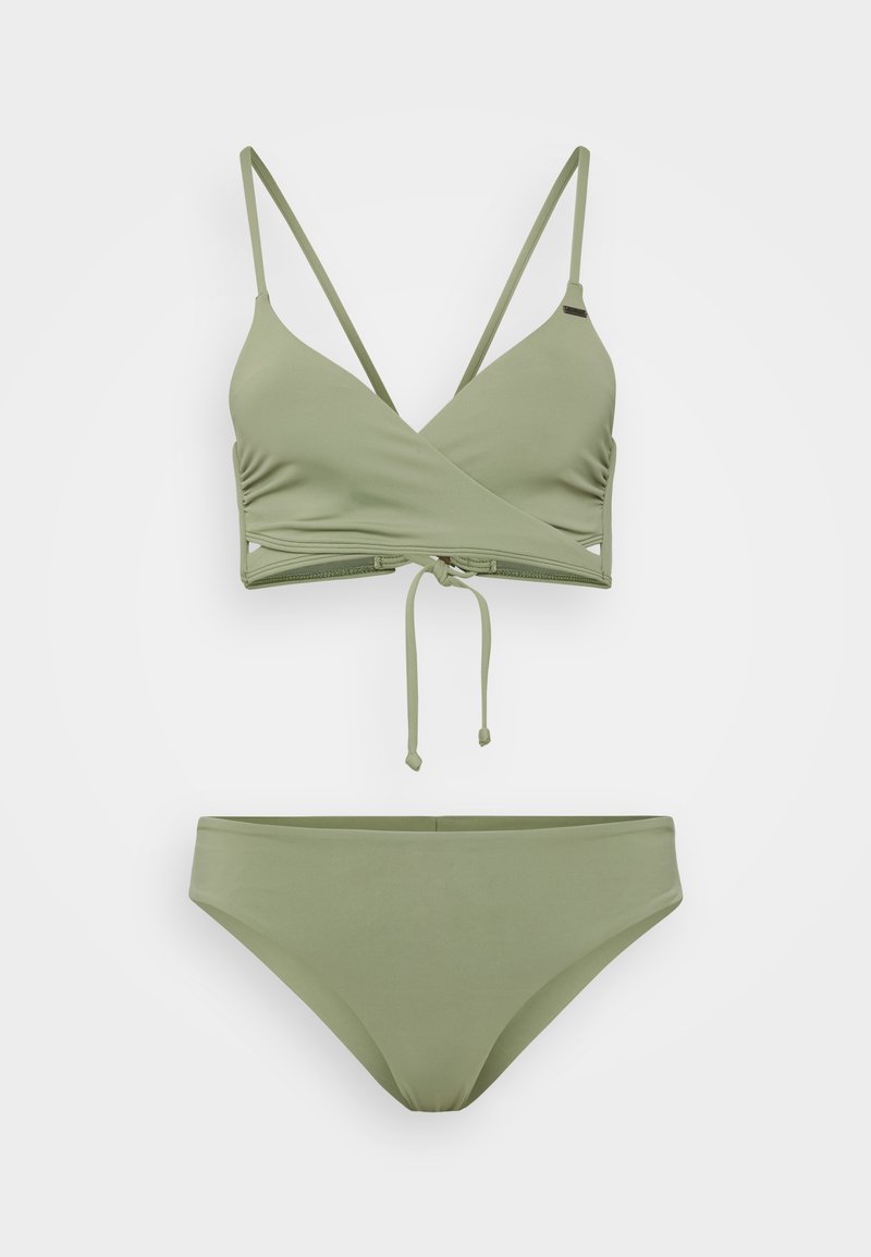 Olivgrünes Bikini-Set mit einem Wickeloberteil mit verstellbaren Trägern und einer Bindeschließe, kombiniert mit einem schlichten passenden Höschen. Glatte Textur.