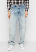 Helle blaue Denim-Jeans mit lockerem Schnitt, kontrastierenden Nähten, Fünf-Taschen-Design und leicht gelebtem Finish.