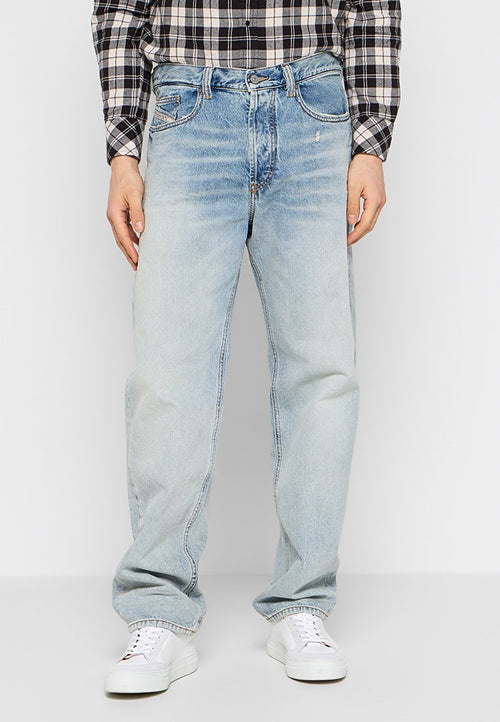Helle blaue Denim-Jeans mit lockerem Schnitt, kontrastierenden Nähten, Fünf-Taschen-Design und leicht gelebtem Finish.