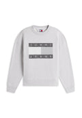 Grauer Sweatshirt mit langen Ärmeln und gerippten Bündchen. Mit einem rechteckigen schwarz-weißen Motiv mit dem Schriftzug "TOMMY JEANS" auf der Brust.