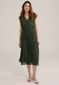 Grün, gefälteltes Midi-Kleid mit V-Ausschnitt, kurzen Ärmeln und gerafftem Bund. Kombiniert mit weißen Absatzsandalen und einer glatten Textur.