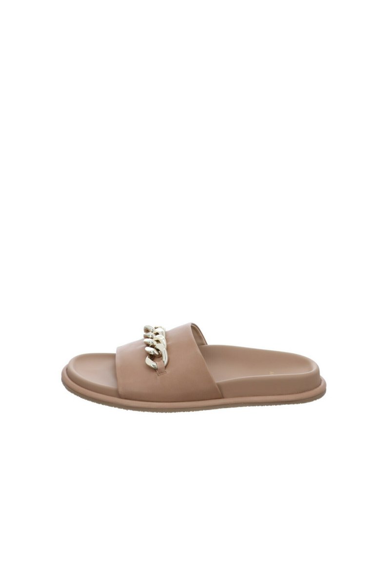 Beige Rutschsandale mit breitem Riemen und dekorativer goldener Kette über der Oberseite, flache Sohle und offenes Zehendesign.