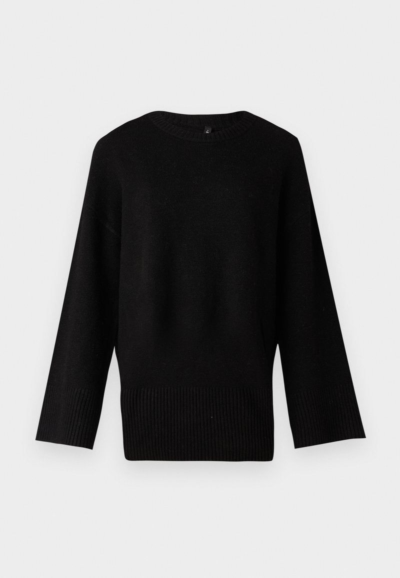 Schwarzer gestrickter Pullover mit weitem, rundem Ausschnitt, langen Ärmeln und geripptem Saum. Die Textur wirkt weich und leicht dehnbar.