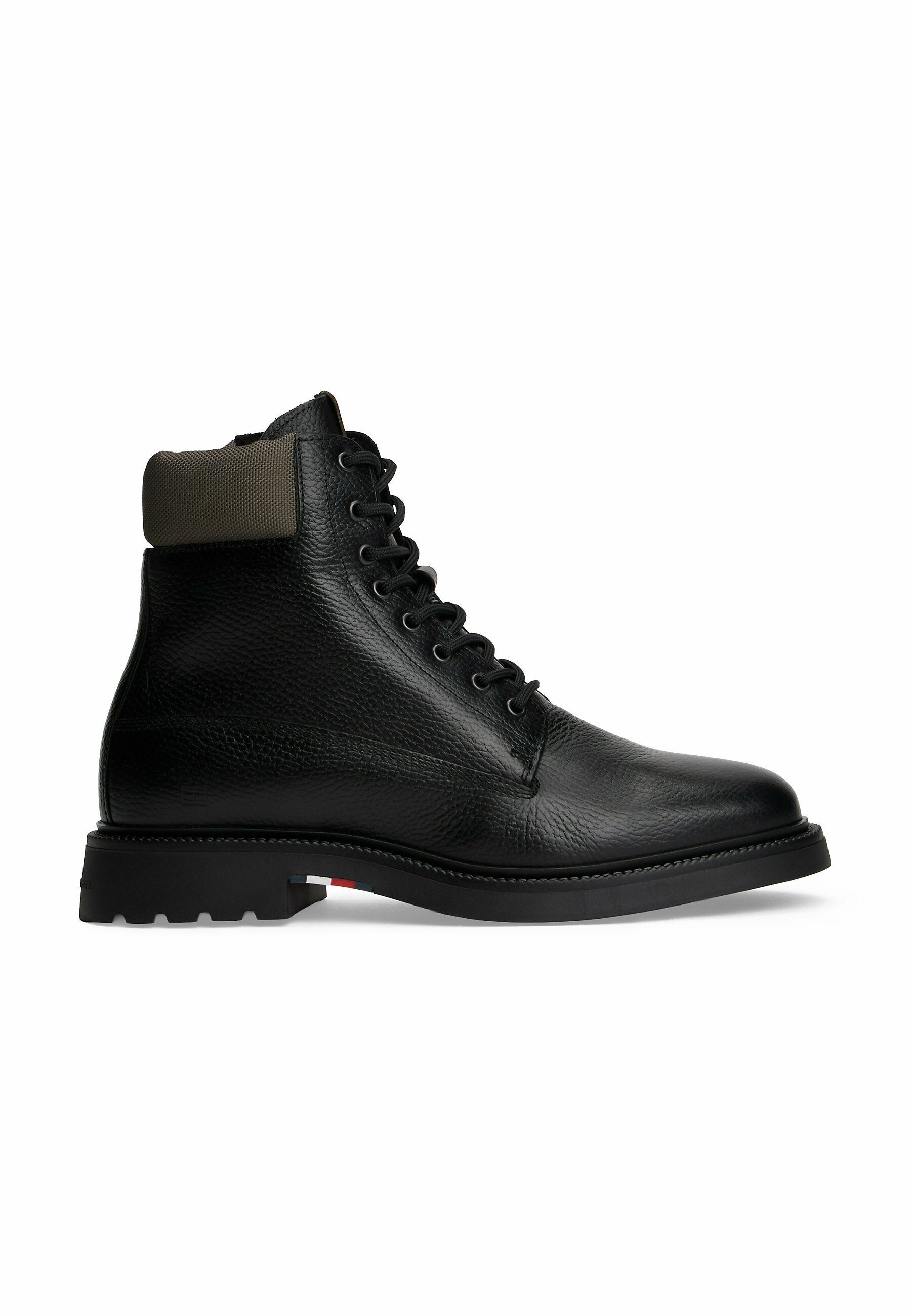 LIGHTWEIGHT WATER REPELLENT Media 7